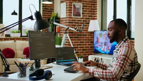 afrikaans-amerikaanse software-ingenieur werkt op een laptop en schrijft code voor een project.