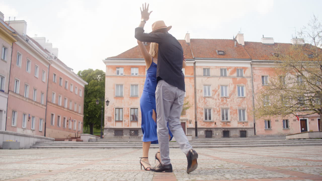 공공 광장에서 살사 춤을 추는 인종 간 커플 6