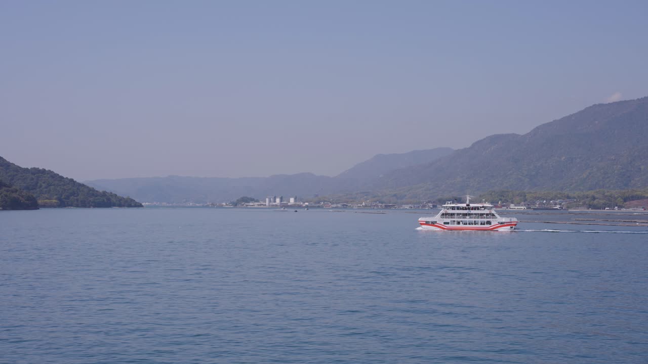 ferry a la isla de miyajima saliendo de hiroshima hacia el santuario de itsukushima