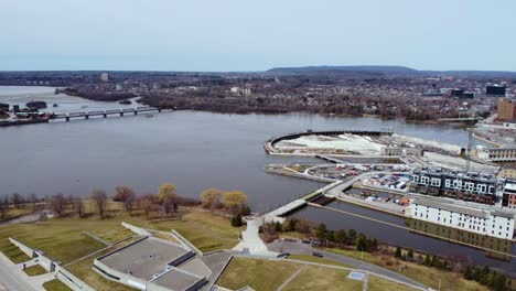 Vista-Aérea-Del-Río-Ottawa-Con-Una-Represa-Hidroeléctrica