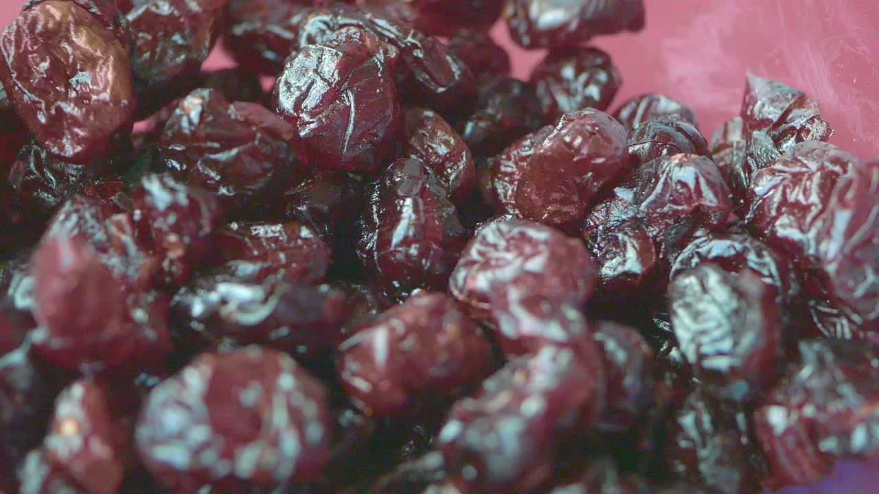 Foto detalhada de cranberries secas na mesa