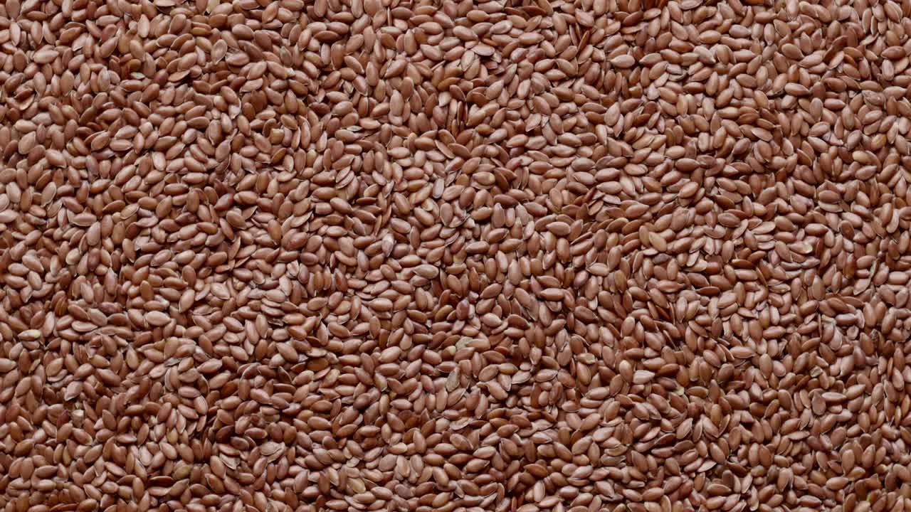 grupo de semillas de lino crudas que giran en un círculo