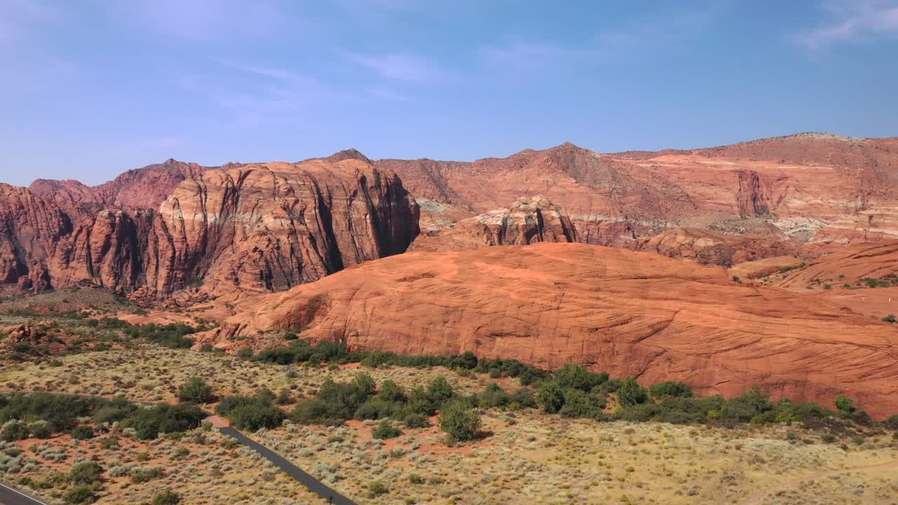 Strada asfaltata panoramica con le Vermillion Cliffs in Arizona, Utah, USA