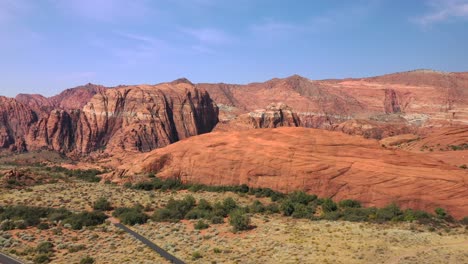 Malerische-Asphaltstraße-Mit-Zinnoberroten-Klippen-In-Arizona,-Utah,-USA