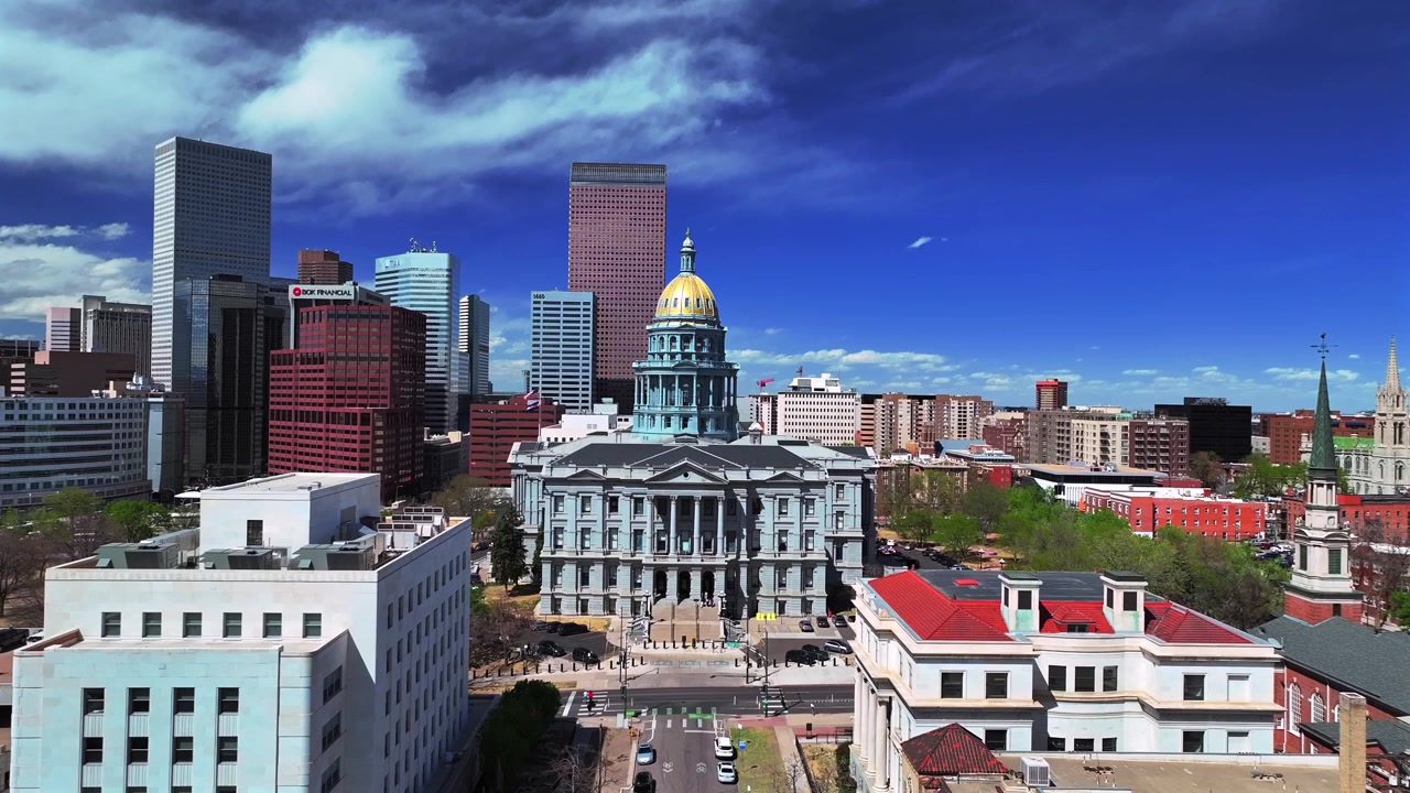 Downtown Denver bytur, solrig forårsmorgen, blå himmel, Capitol Hill, Civic Center Park, Colorado Capitol-bygningen, luftdrone, gylden kuppel, skyskrabere, biltrafik, bygader, droneoptagelse baglæns opad