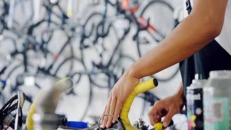 mecánico reparando bicicletas en el taller