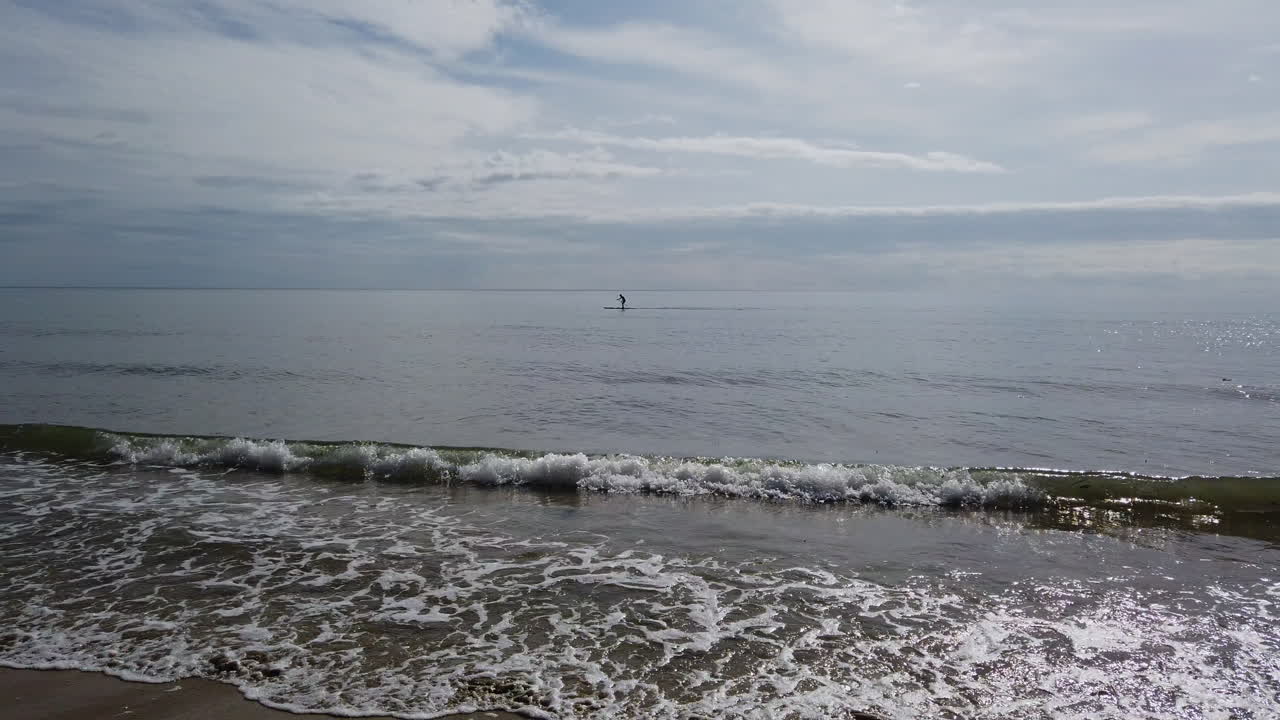 호주 포트 더글라스 4마일 해변에서 멀리 떨어진 스탠드업 패들 보더