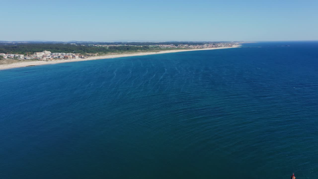 Panoramica aerea della costa della spiaggia di Azurara a Vila do Conde, Portogallo