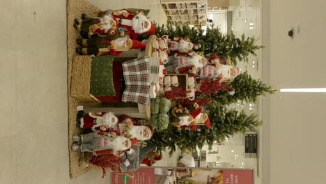 hermosa decoración navideña en la tienda del centro comercial