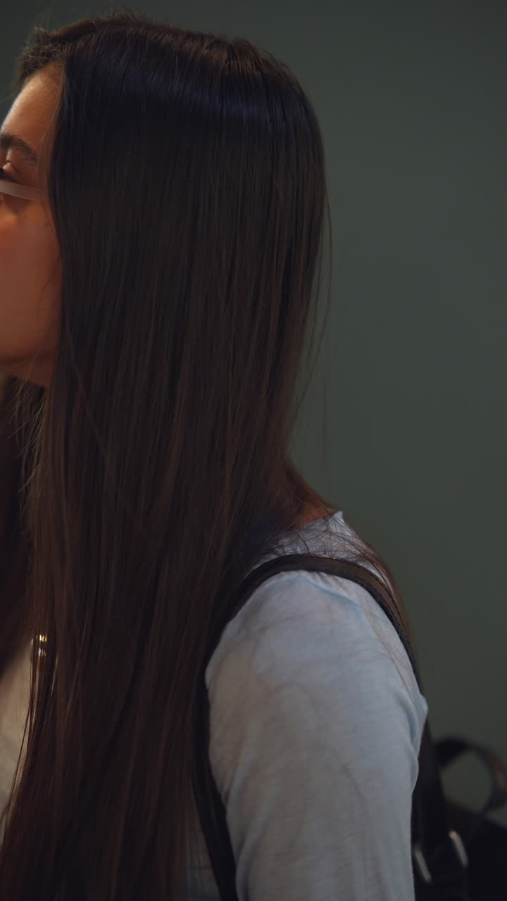 도서관 에 있는 십대 소녀