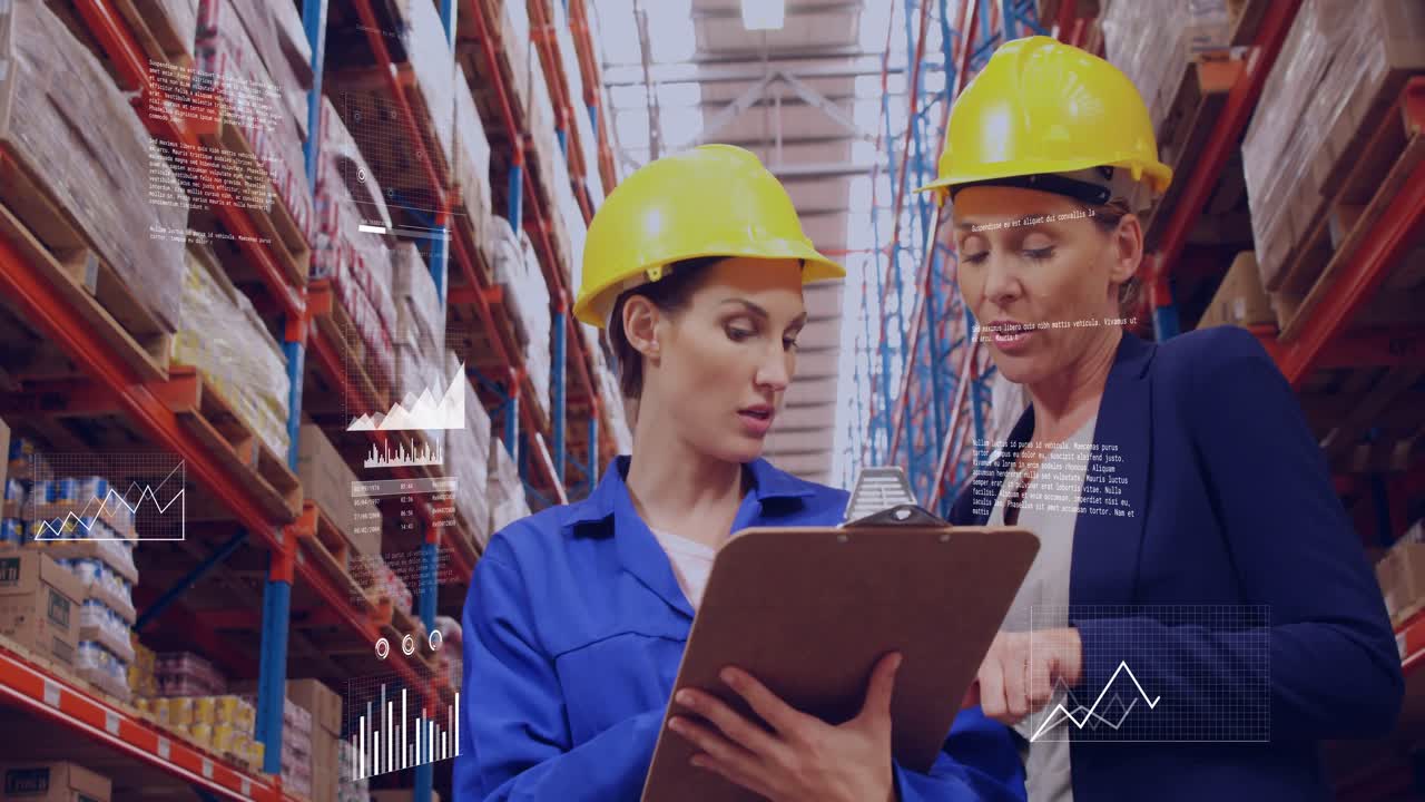 Manager che indica una cartella e operaio che scansiona in deposito, con sovrapposizioni di dati sulla cartella che indicano le scorte.
