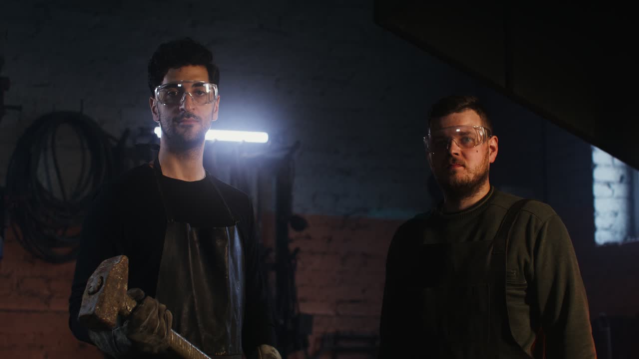 dos herreros en el trabajo