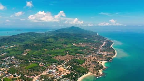 4K-Filmaufnahmen-Einer-Naturdrohnenaufnahme-Einer-Panorama-Luftaufnahme-Der-Wunderschönen-Strände-Und-Berge-Auf-Der-Insel-Koh-Lanta-In-Krabi,-Südthailand,-An-Einem-Sonnigen-Tag