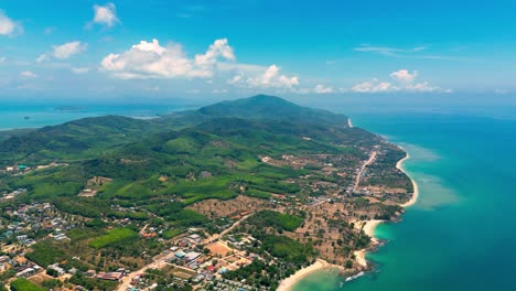 fotografía de drone de naturaleza cinematográfica en 4k de una vista aérea panorámica de las hermosas playas y montañas de la isla de koh lanta en krabi, sur de tailandia, en un día soleado.