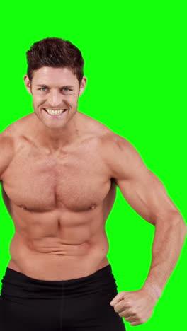 hombre musculoso flexionando sus músculos