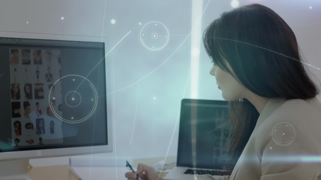 animación de la red de conexiones y senderos de luz sobre la mujer de negocios biracial