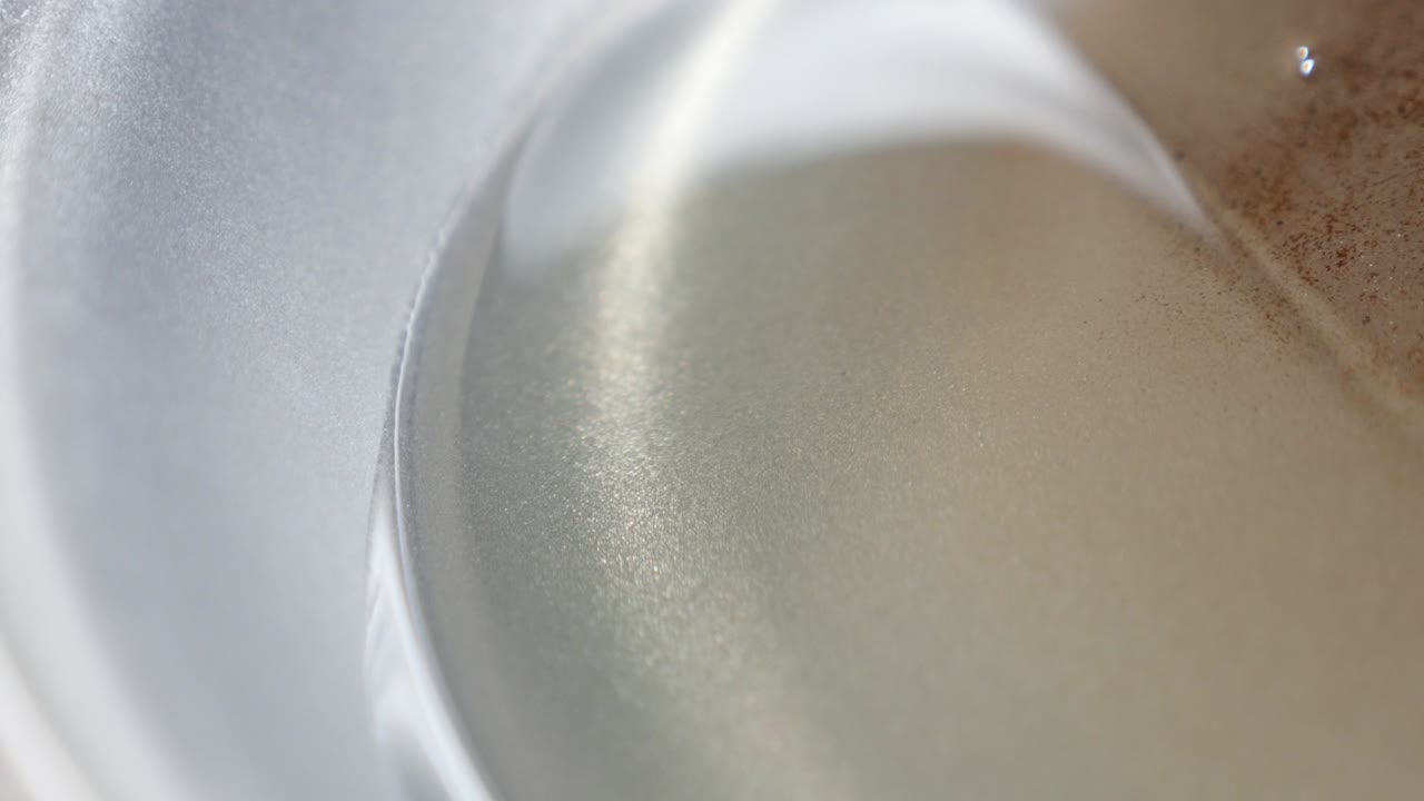 사용된 요리용 주방 용품에 들어있는 빛 꽃가루 지방 액체