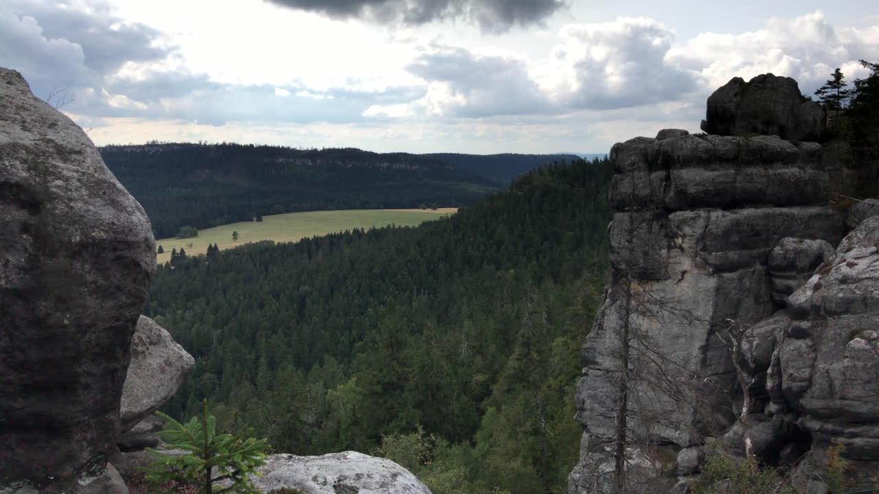 caminar a través de los bloques de roca