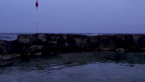 La-Orilla-Rocosa-De-Una-Playa-En-Mexico