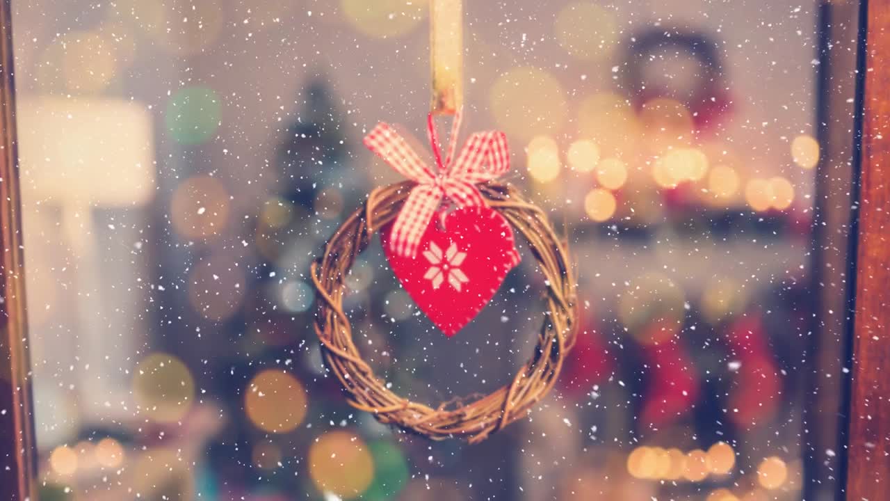 크리스마스 장식과 함께 내리는 눈