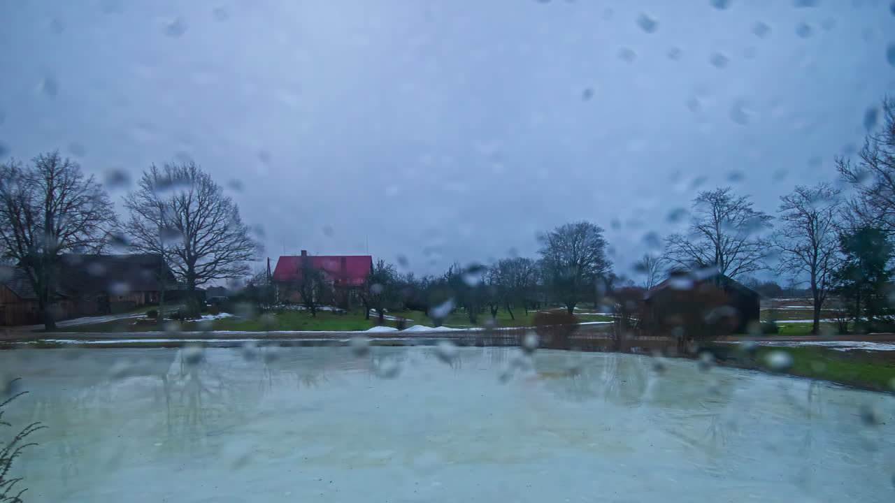 밖에 비가 내리는 타임랩스 영상