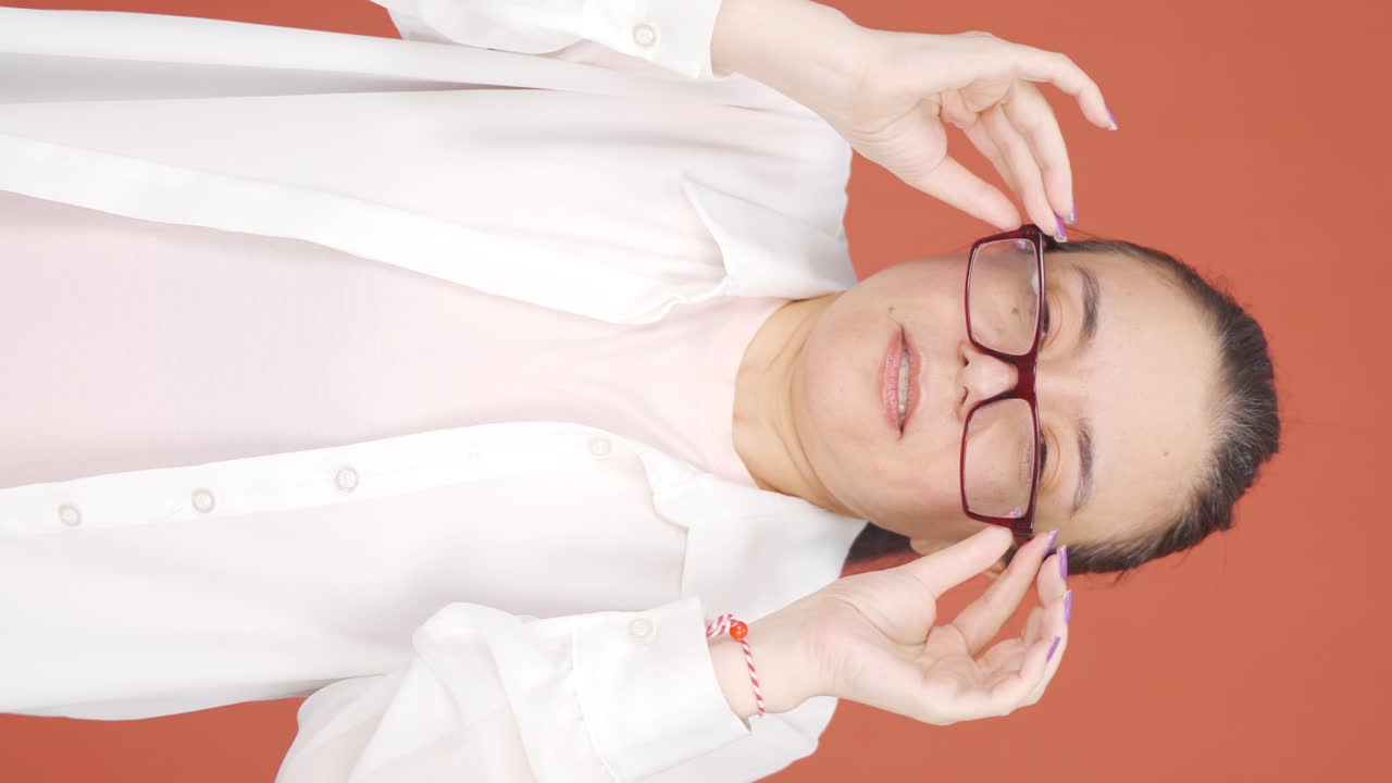 vídeo vertical del dolor en el ojo.