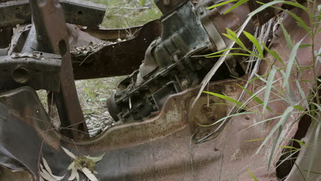 Motor-De-Automóvil-Volcado-Abandonado-En-Camión-De-Matorrales-Australianos-A-La-Izquierda