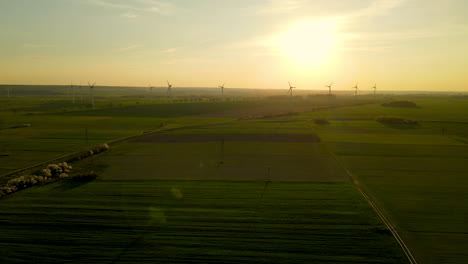 Las-Turbinas-Eólicas-Giran-En-El-Horizonte-De-Vastas-Y-Hermosas-Tierras-De-Cultivo-Doradas-Al-Atardecer-En-Puck-Polonia