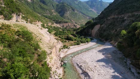 río salvaje fluyendo en un hermoso valle a través de las montañas en albania