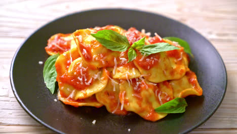 Ravioli-Mit-Tomatensauce-Und-Basilikum