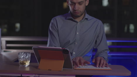 cerca de las manos del empresario escribiendo en el teclado mientras trabaja desde casa en una oficina en el balcón