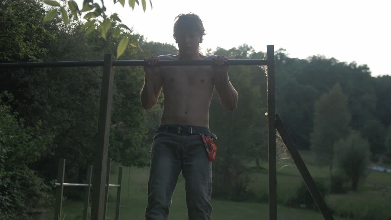 야외 피트니스 체중 운동은 뒤뜰 체육관을 제기