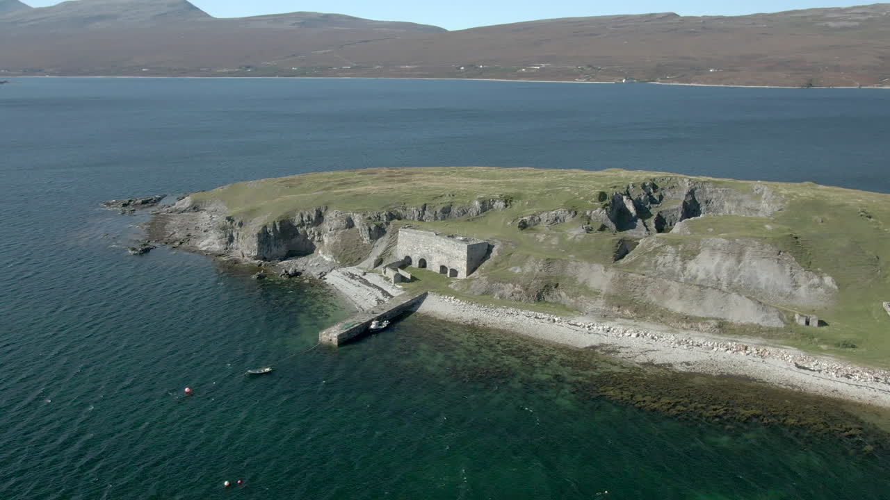 вид с воздуха на заброшенные известковые печи ард-ники в солнечный летний день