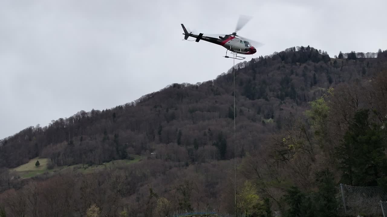 위센의 스위스 알프스 산맥 한가운데에서 구조 헬리터가 작동하는 것을 가까이서 찍은 사진입니다.