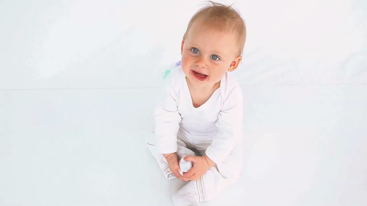 bebé sentado en el suelo