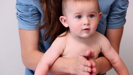 madre bonita sosteniendo a un niño