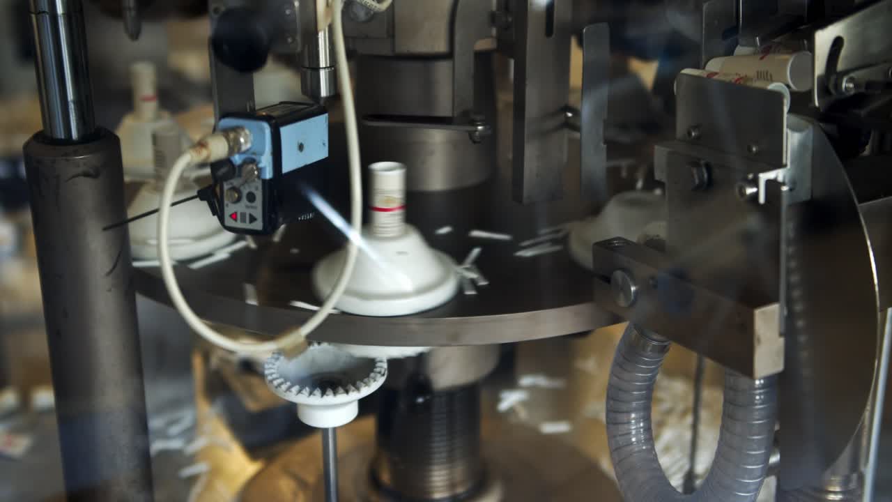 화장품 크림용 자동 튜브 충전 기계 - 로더에서 터널의 빈 튜브가 회전식 튜브 몰드가 있는 작업 디스크로 자동 이송됨