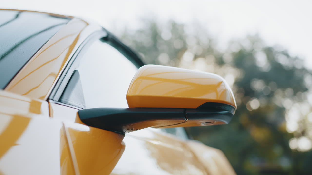 mujer lavando un coche amarillo