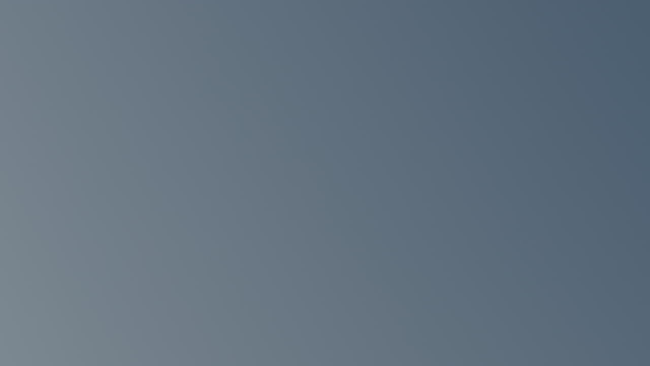 프레임을 통과하는 테니스 공의 슬로우 모션 와이드 샷