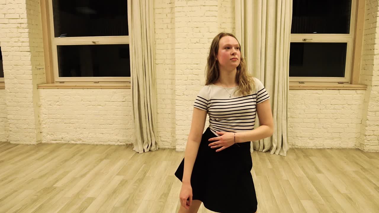 A rallentatore, talentosa ballerina adolescente che balla.