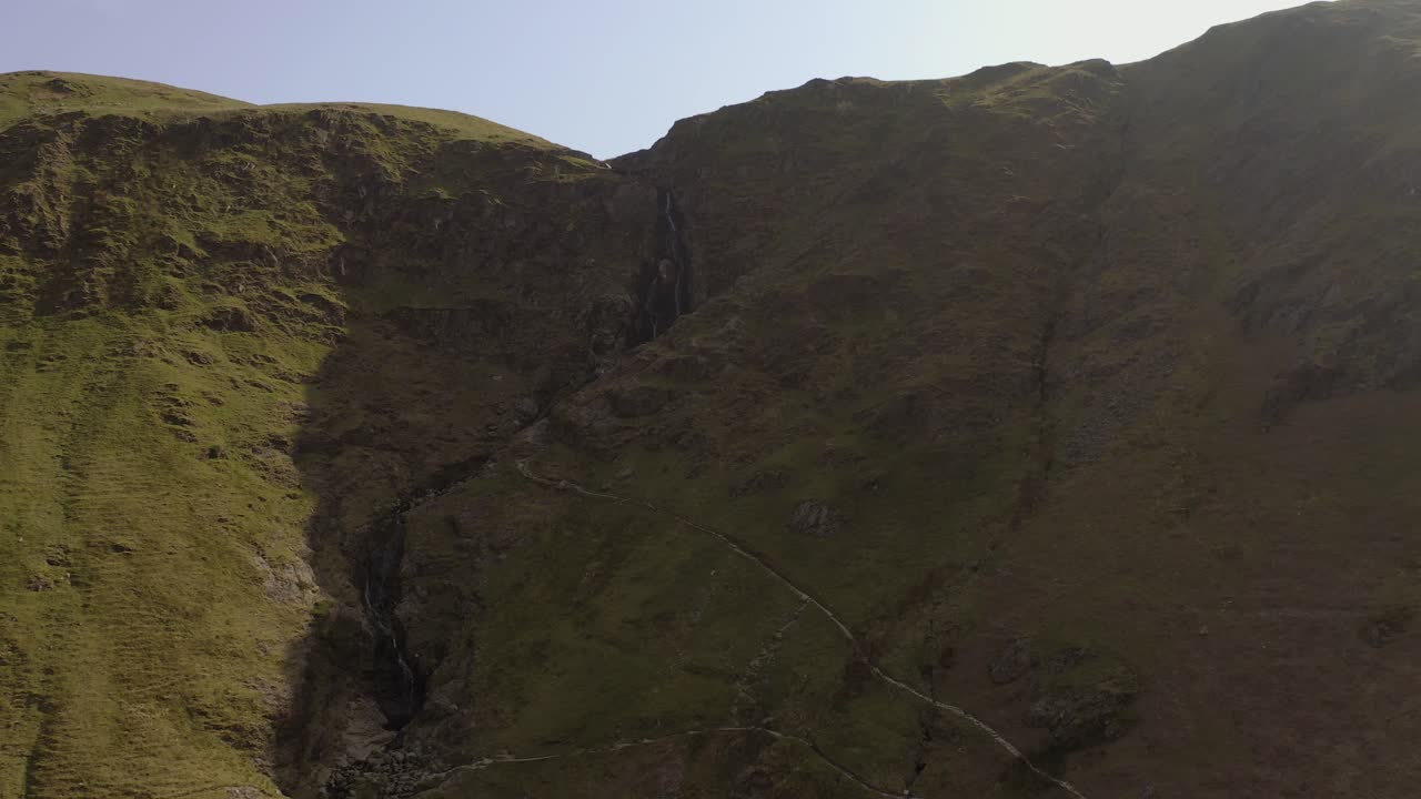 cascada de drones retrocede y asciende desde los riscos knott rigg y ard en el distrito de los lagos, cumbria