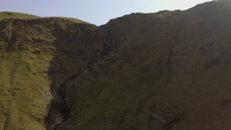 La-Cascada-De-Drones-Retrocede-Y-Asciende-Desde-Knot-Rigg-Y-Ard-Crags-En-El-Distrito-De-Los-Lagos,-Cumbria.