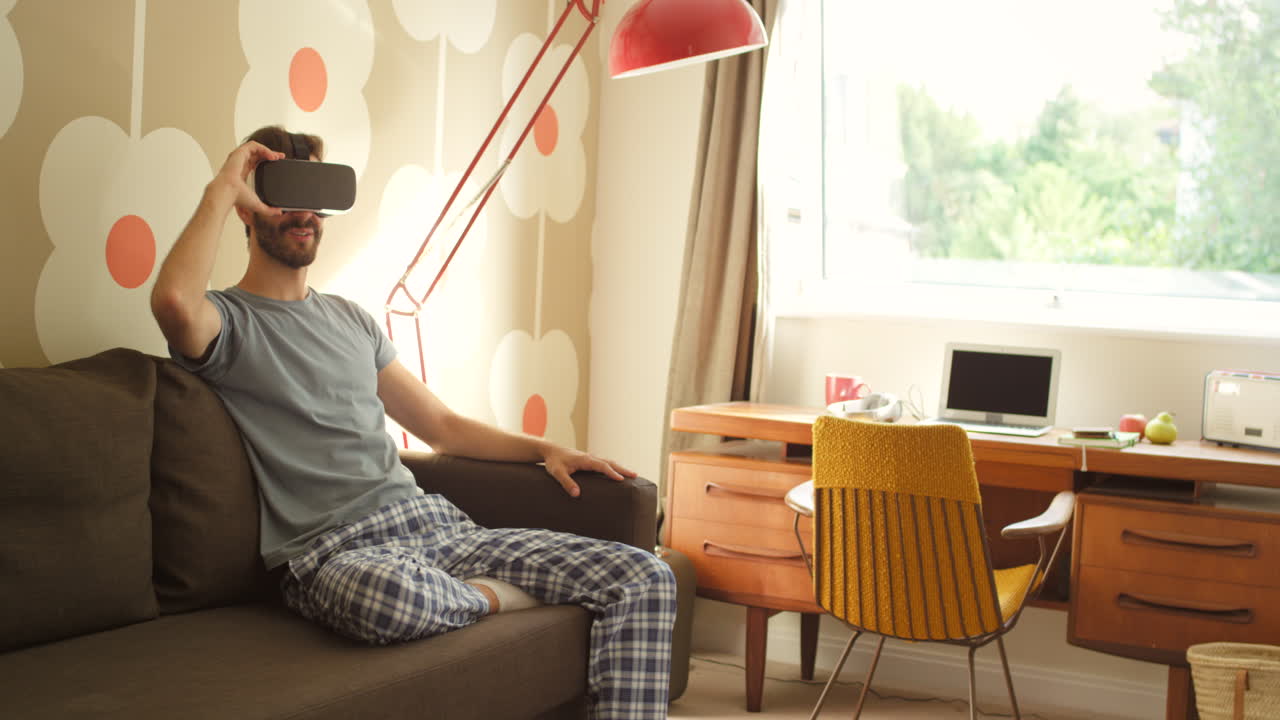 소파에 vr 헤드을 착용한 남자