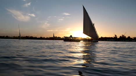 Nilsegelboot-Auf-Dem-Nil-In-Luxor-Bei-Sonnenuntergang-Im-Schönen-Und-Historischen-ägypten