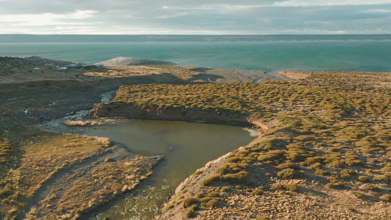 impresionante vista aérea del lago strobel, argentina