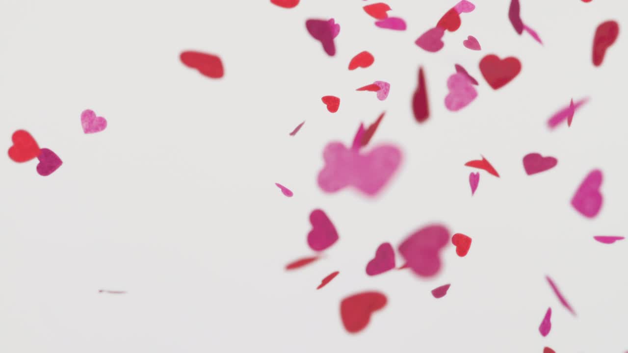 hermosos corazones de papel - hermosos corazón de papel contra un fondo blanco - en cámara lenta - bucle sin costuras
