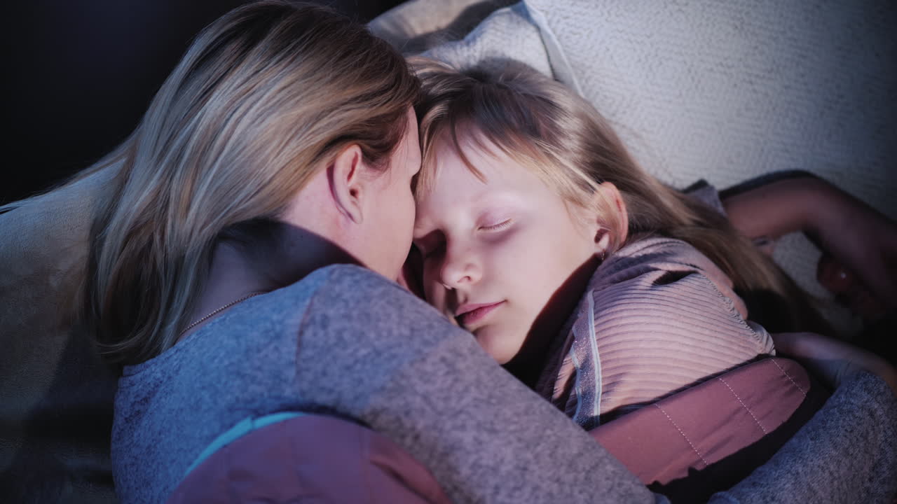 Mamma dorme accanto al suo bambino
