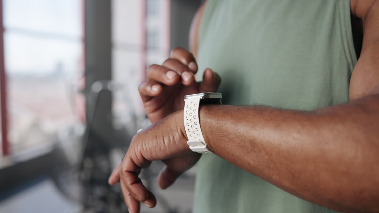 hombre comprobando el reloj inteligente