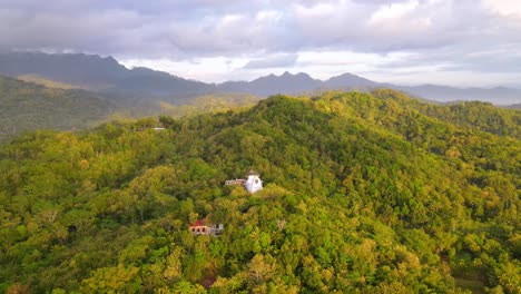 vista aérea de la colina de rhema con un edificio blanco en forma de pollo en el cielo nublado
