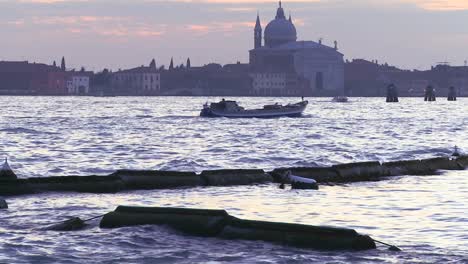 Abenddämmerung-Auf-Den-Kanälen-Von-Venedig-Italien